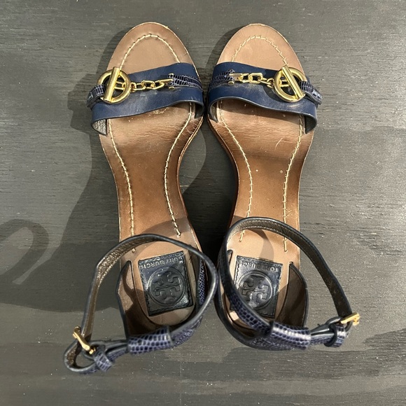Tory Burch Navy Blue Leathe Heels Women’s Size 6 Gold Buckle Block Open Toe - Picture 6 of 7